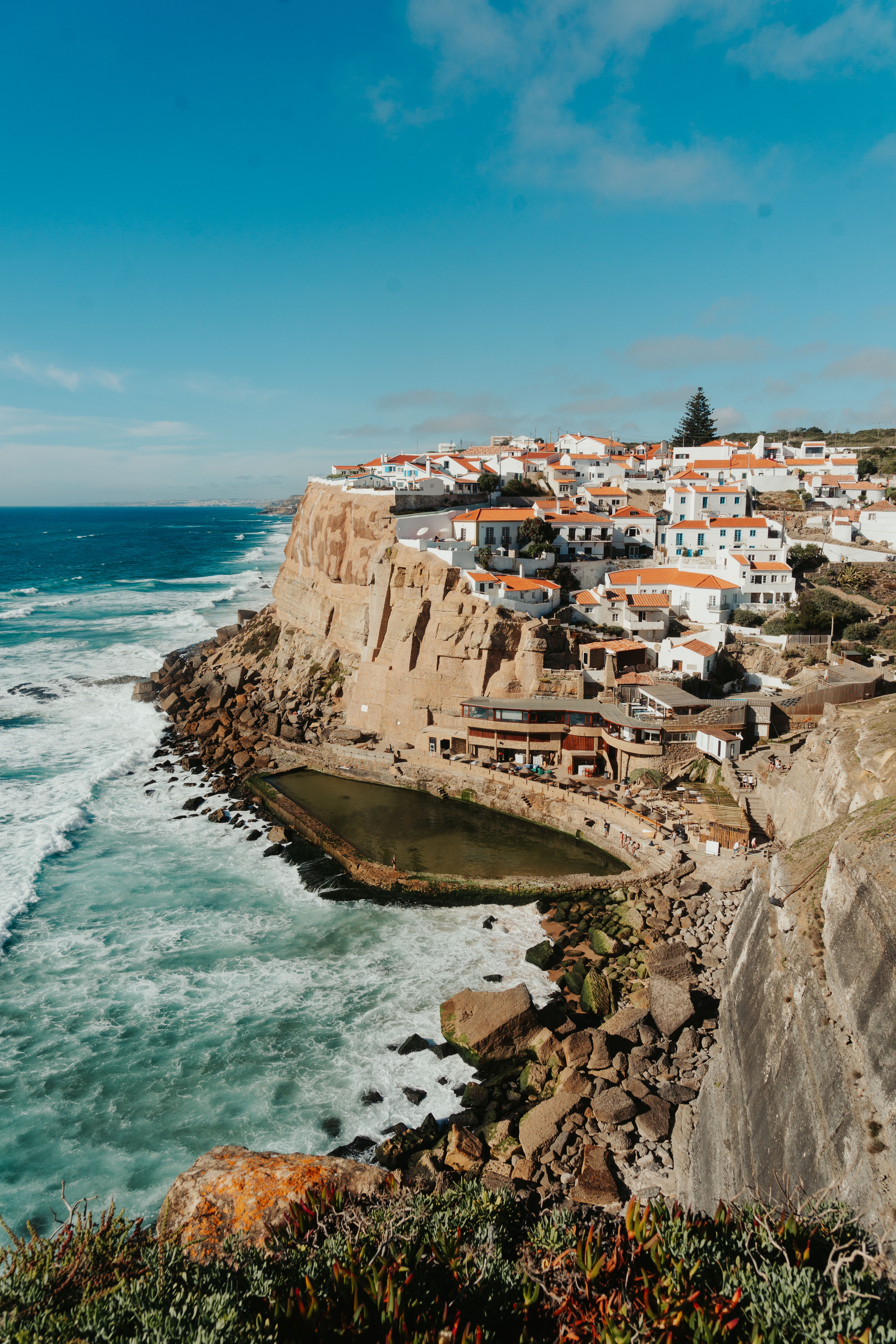 Portugese huizen boven de Atlantische kust