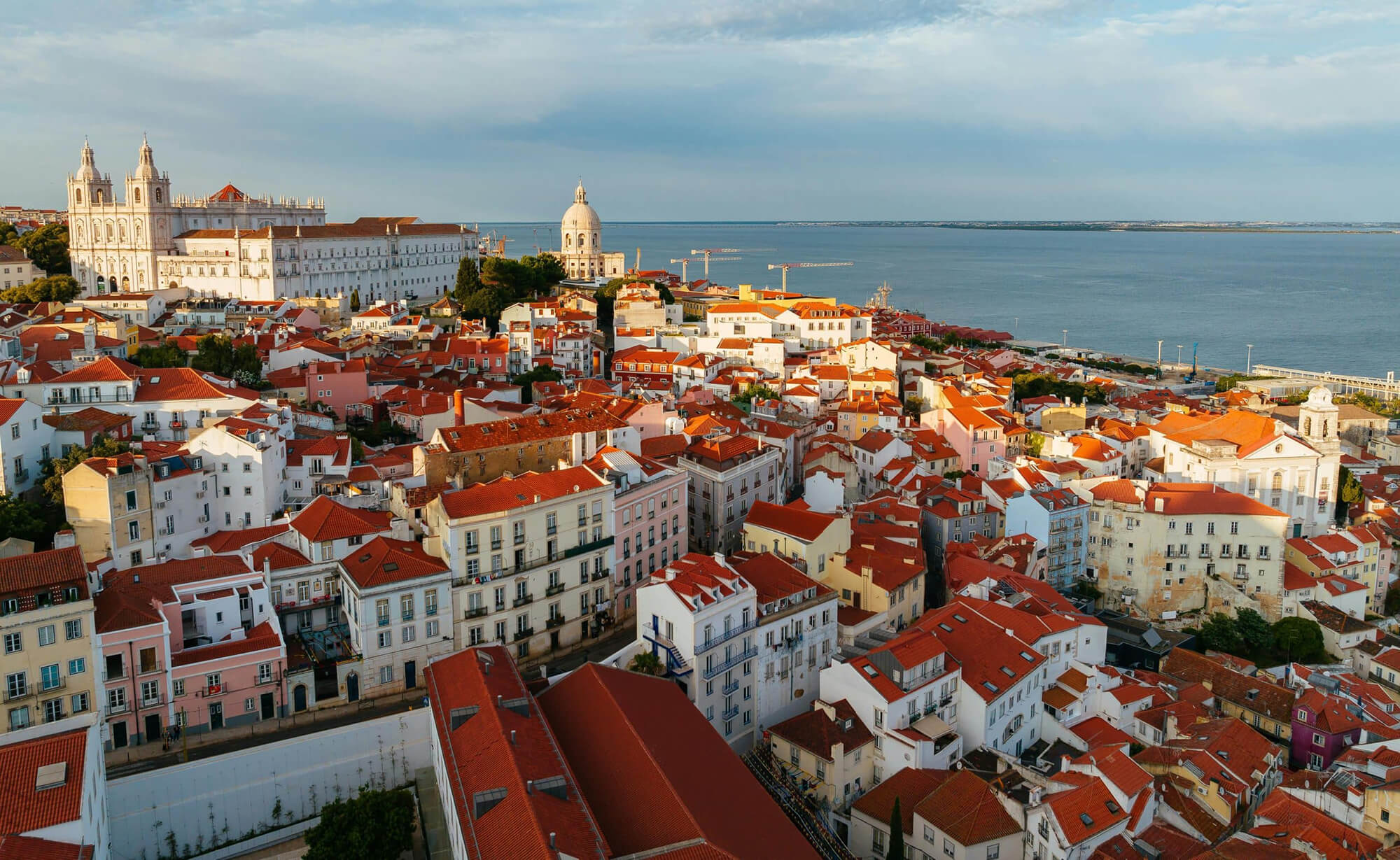 Lissabon en de Taag bij avondlicht